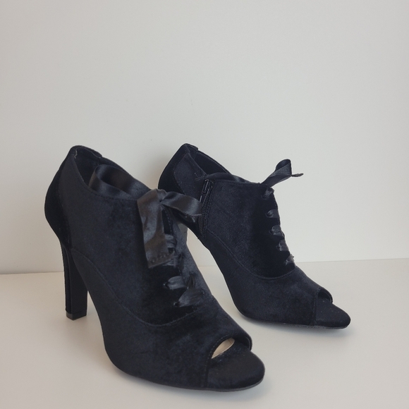 Black velvet heel satin laces coquette nwot - Picture 7 of 13